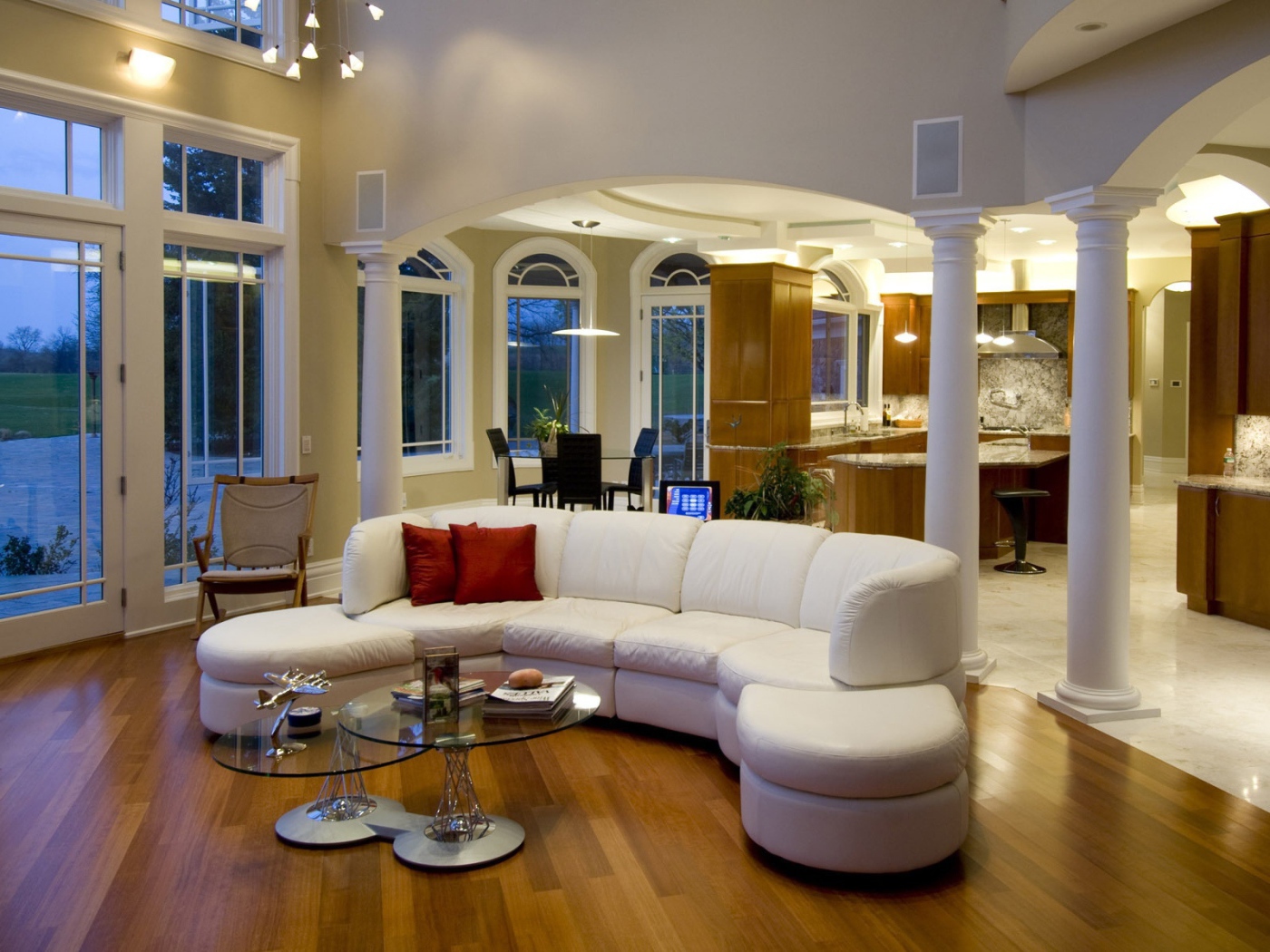 Просторная гостиная с белым кожаным диваном 