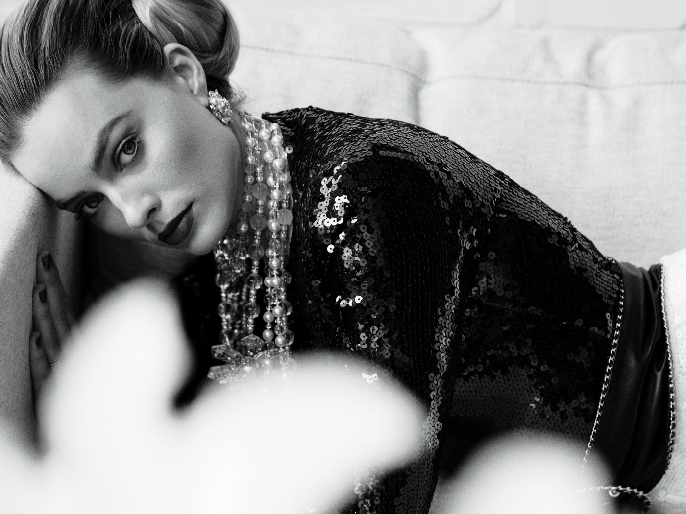 Стильная актриса Марго Робби черно белое фото 