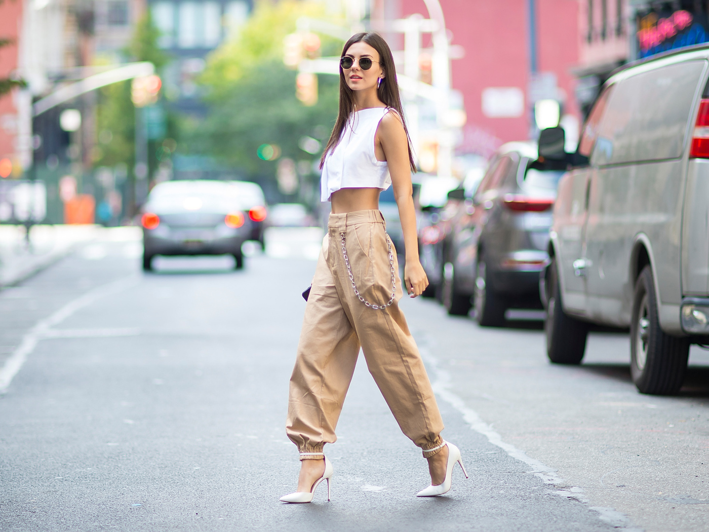 Стильная девушка, актриса Виктория Джастис переходит дорогу