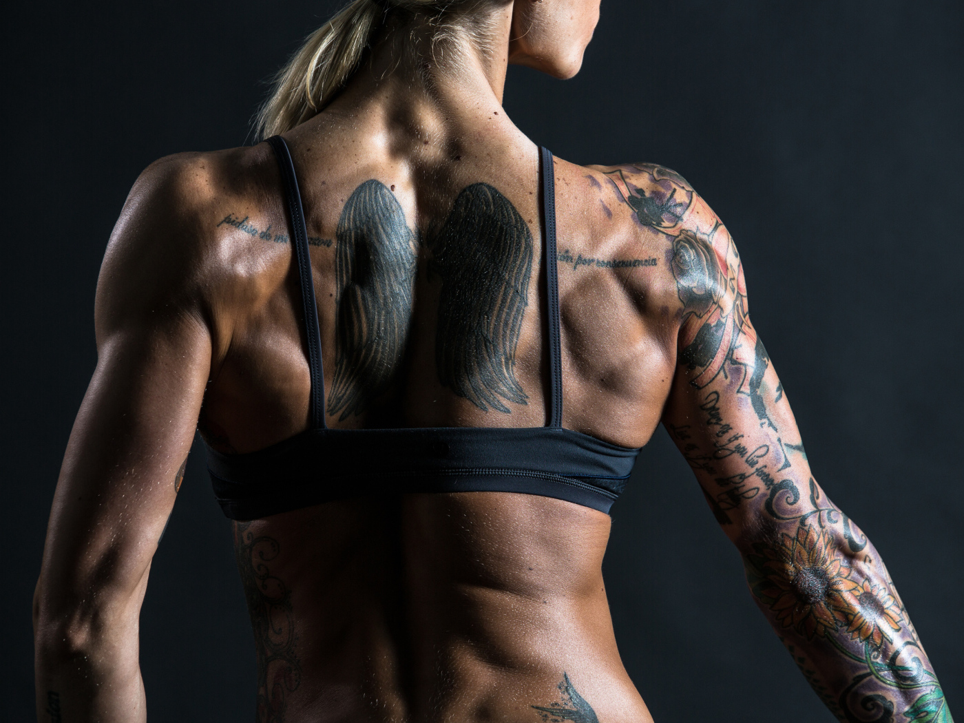 Татуировка крылья на спине у девушки