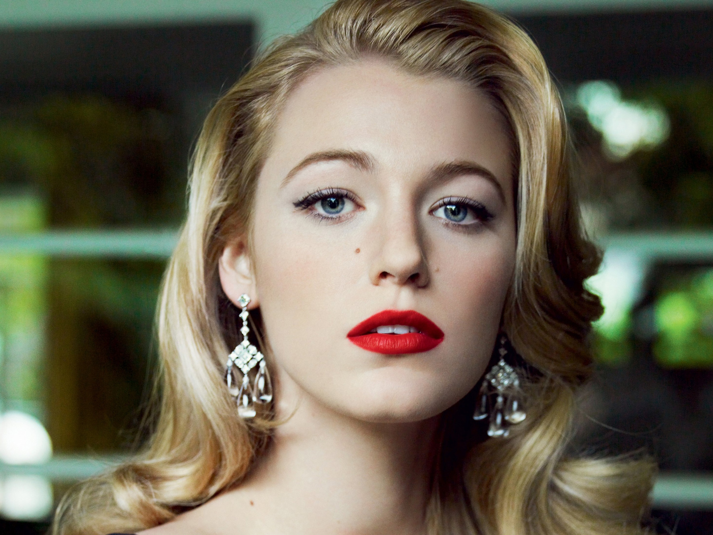 Нежная блондинка с красными губами, актриса Блейк Лайвли 