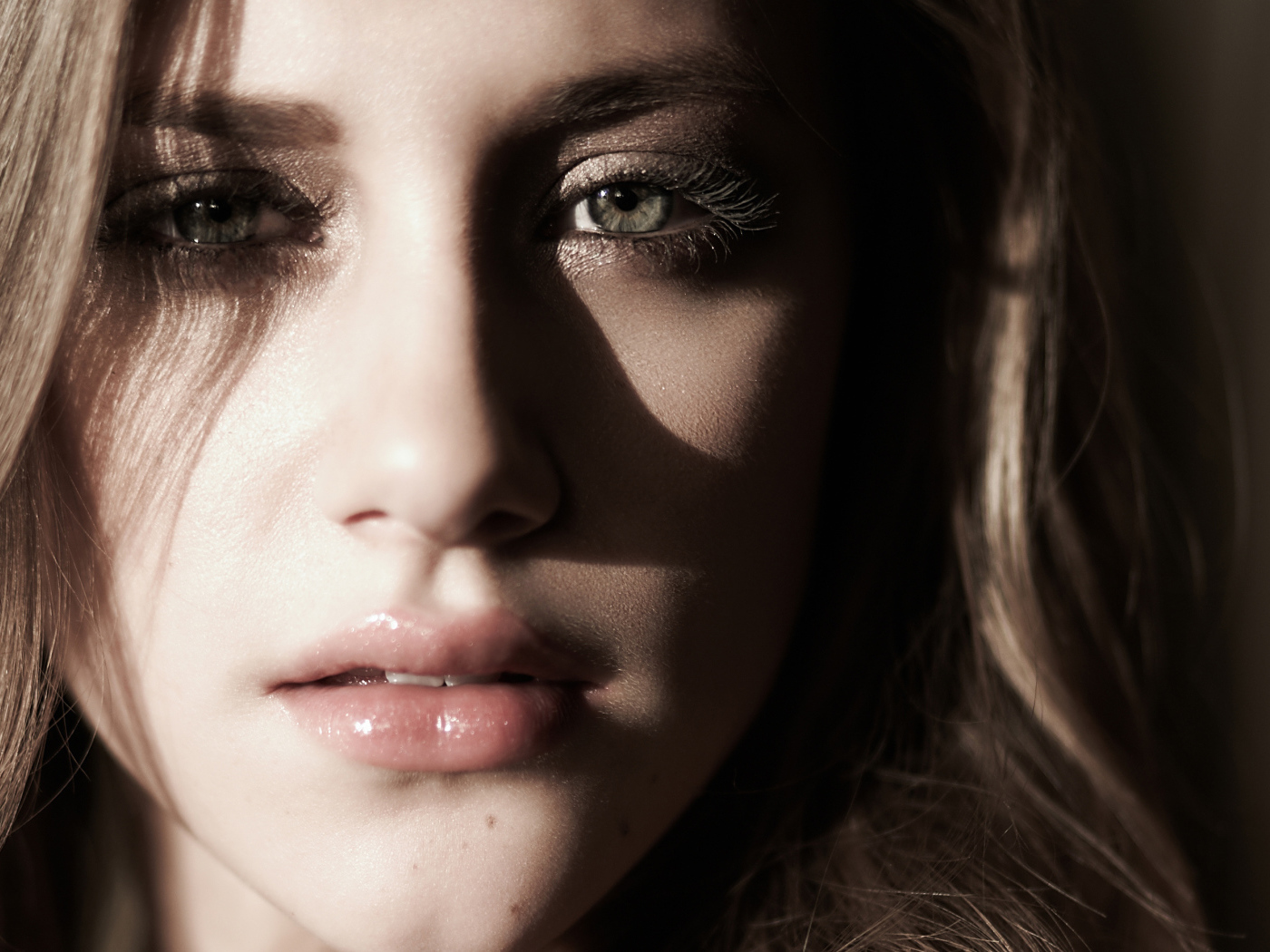 Лицо актрисы Лили Рейнхарт крупным планом