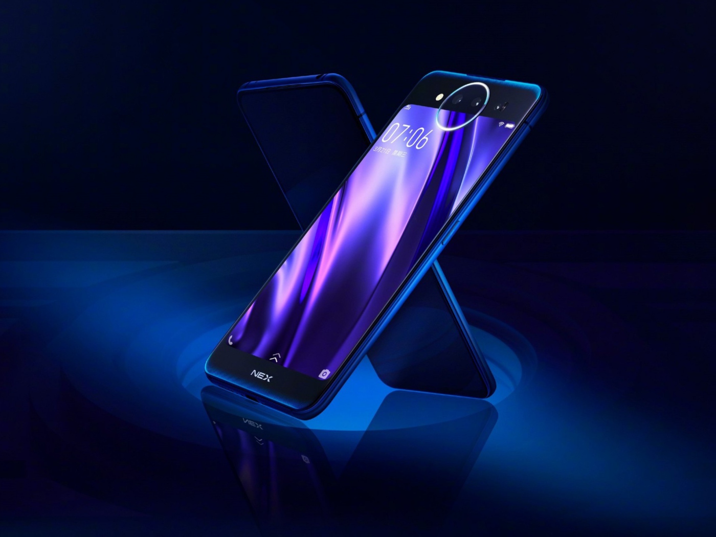 Флагманский смартфон Vivo NEX Dual Display Edition на синем фоне