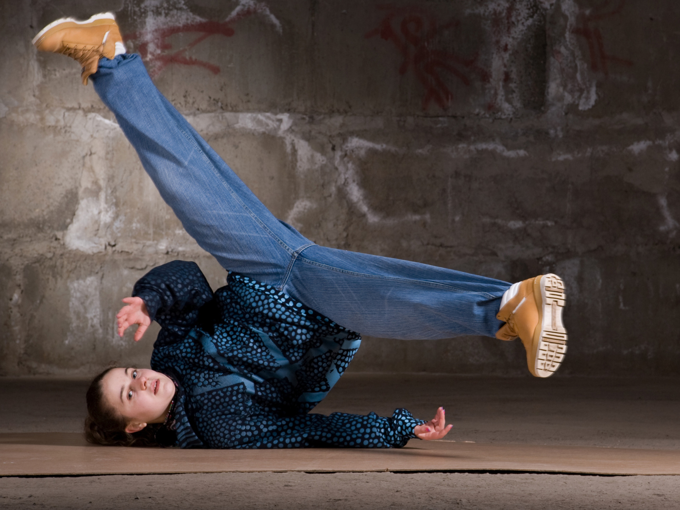 Девушка занимается брейк дансом 