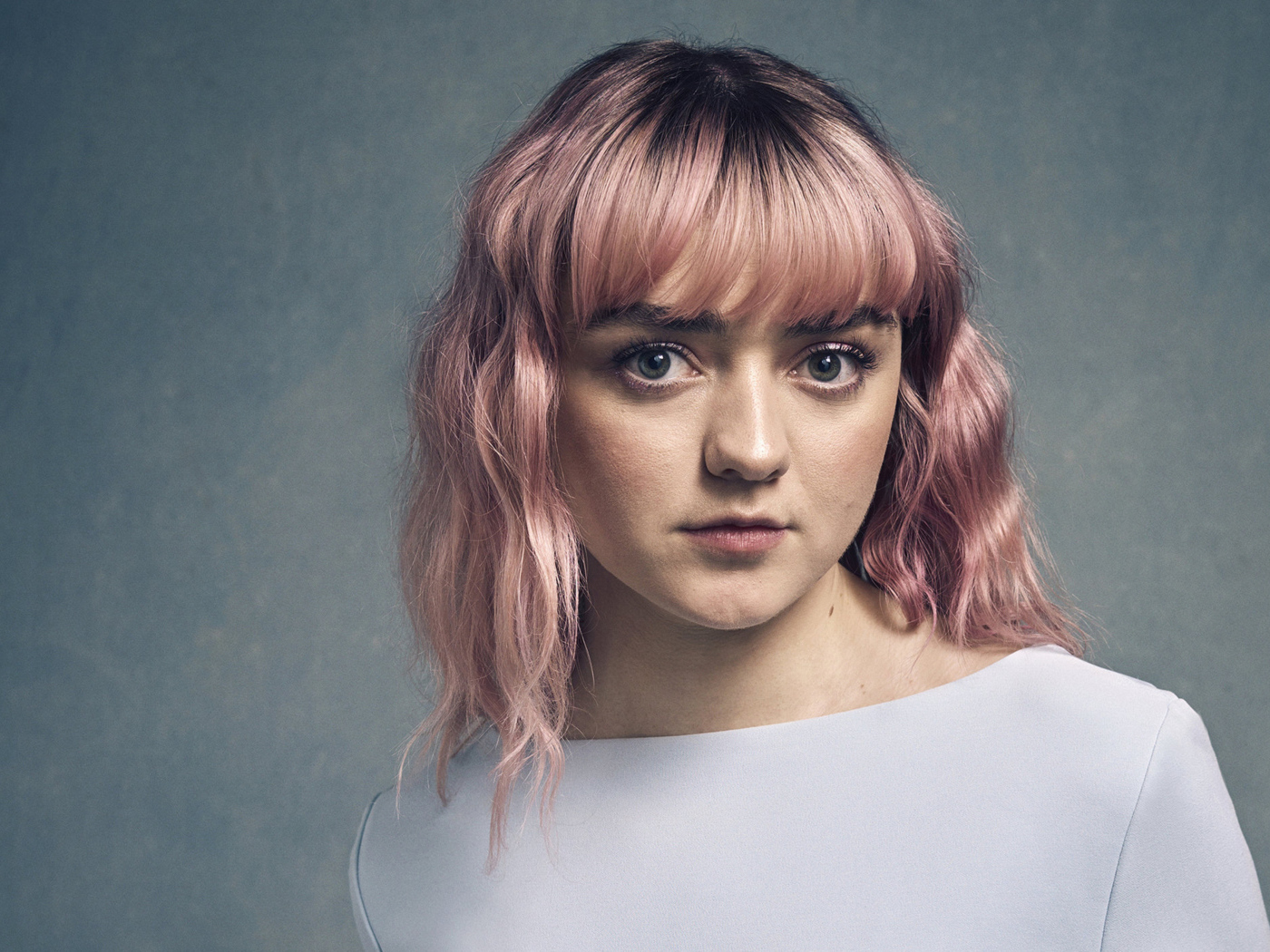 Девушка с розовыми волосами, актриса Мэйси Уильямс на сером фоне