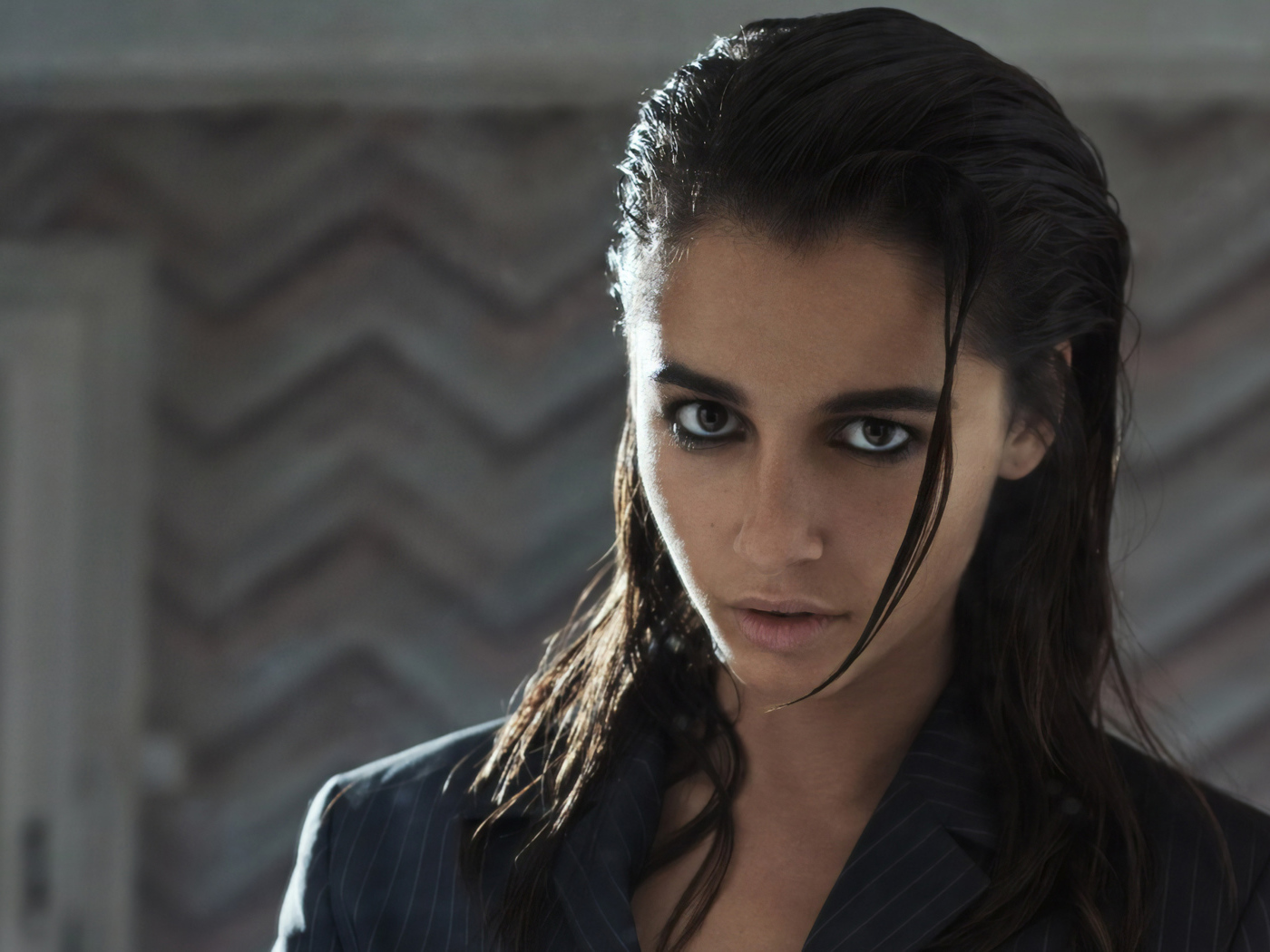 Молодая актриса Наоми Скотт с мокрыми волосами