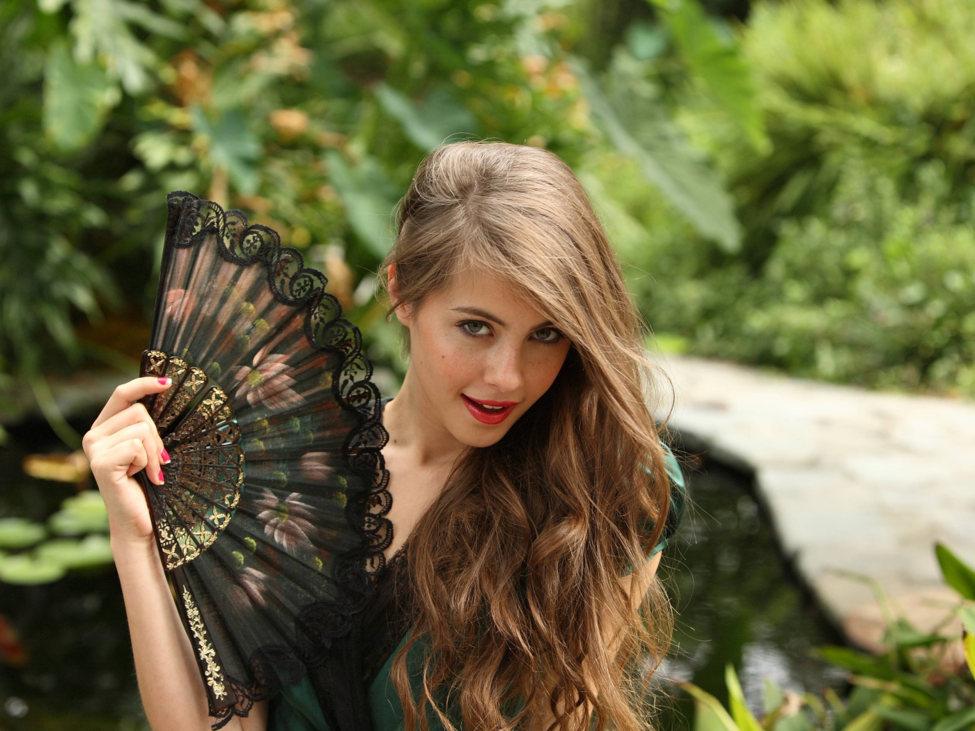 Молодая актриса Уилла Холланд с веером в руке