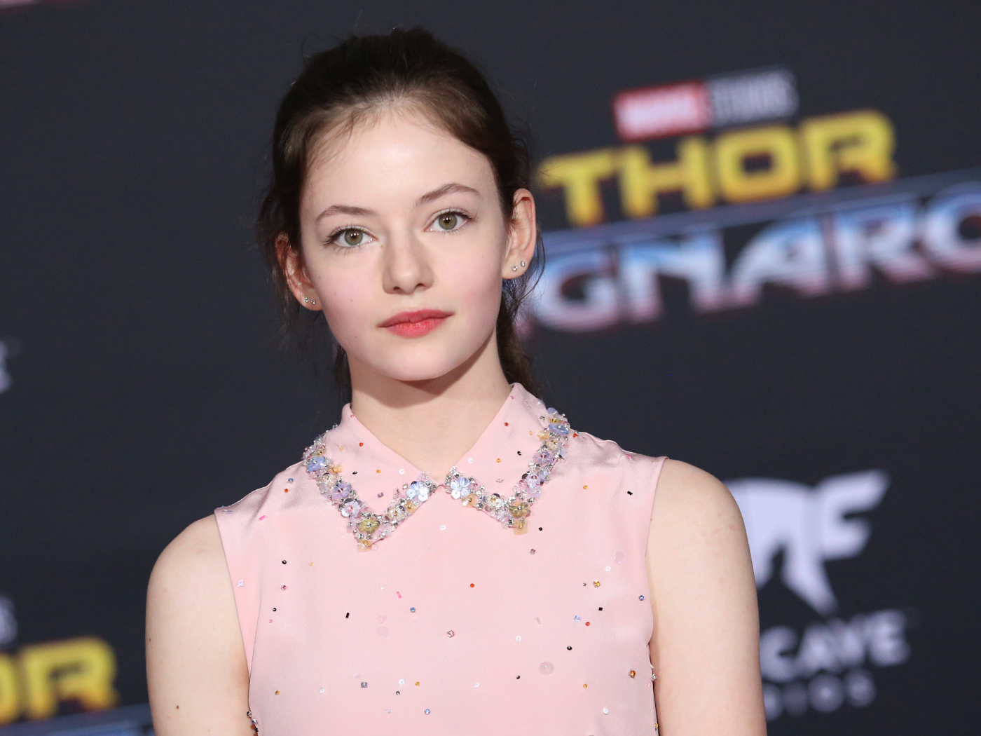 Молодая красивая девушка, актриса Маккензи Фой