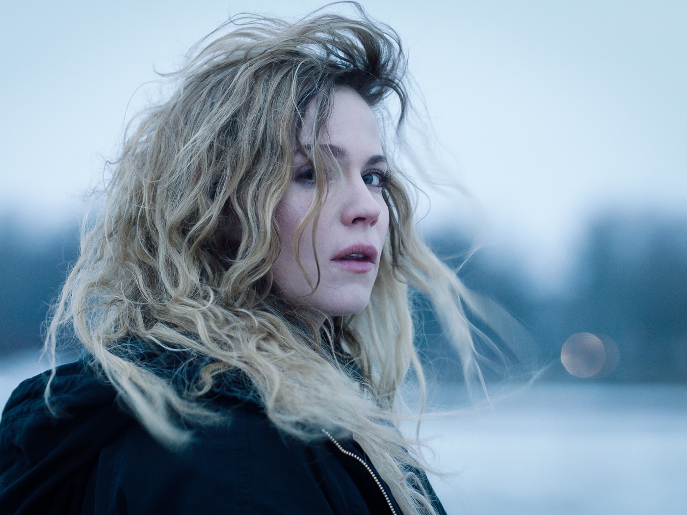 Молодая блондинка, актриса Пихла Вийтала вид сбоку