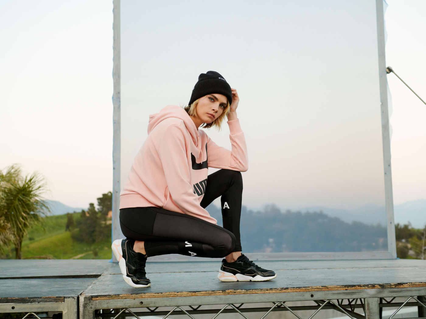 Молодая модель, актриса Кара Делевинь в спортивном костюме