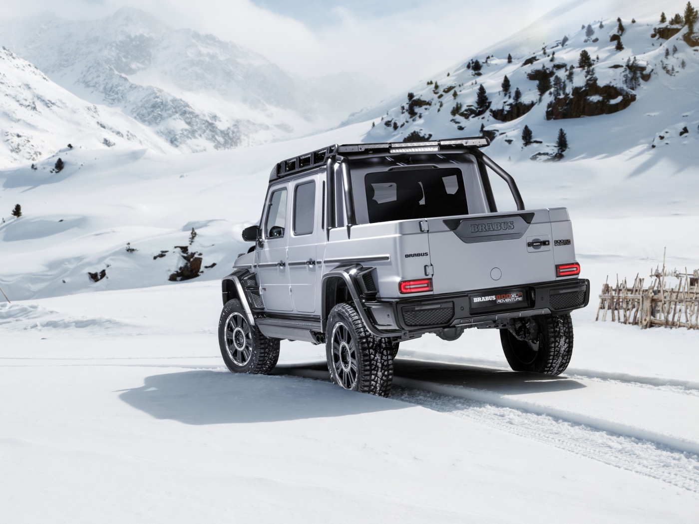 Автомобиль Brabus 800 Adventure XLP 2020 года в заснеженных горах 