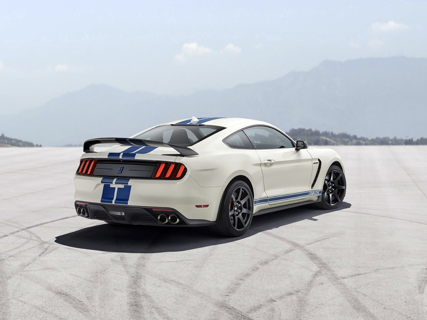 Автомобиль  Shelby GT350, 2020 года на асфальте