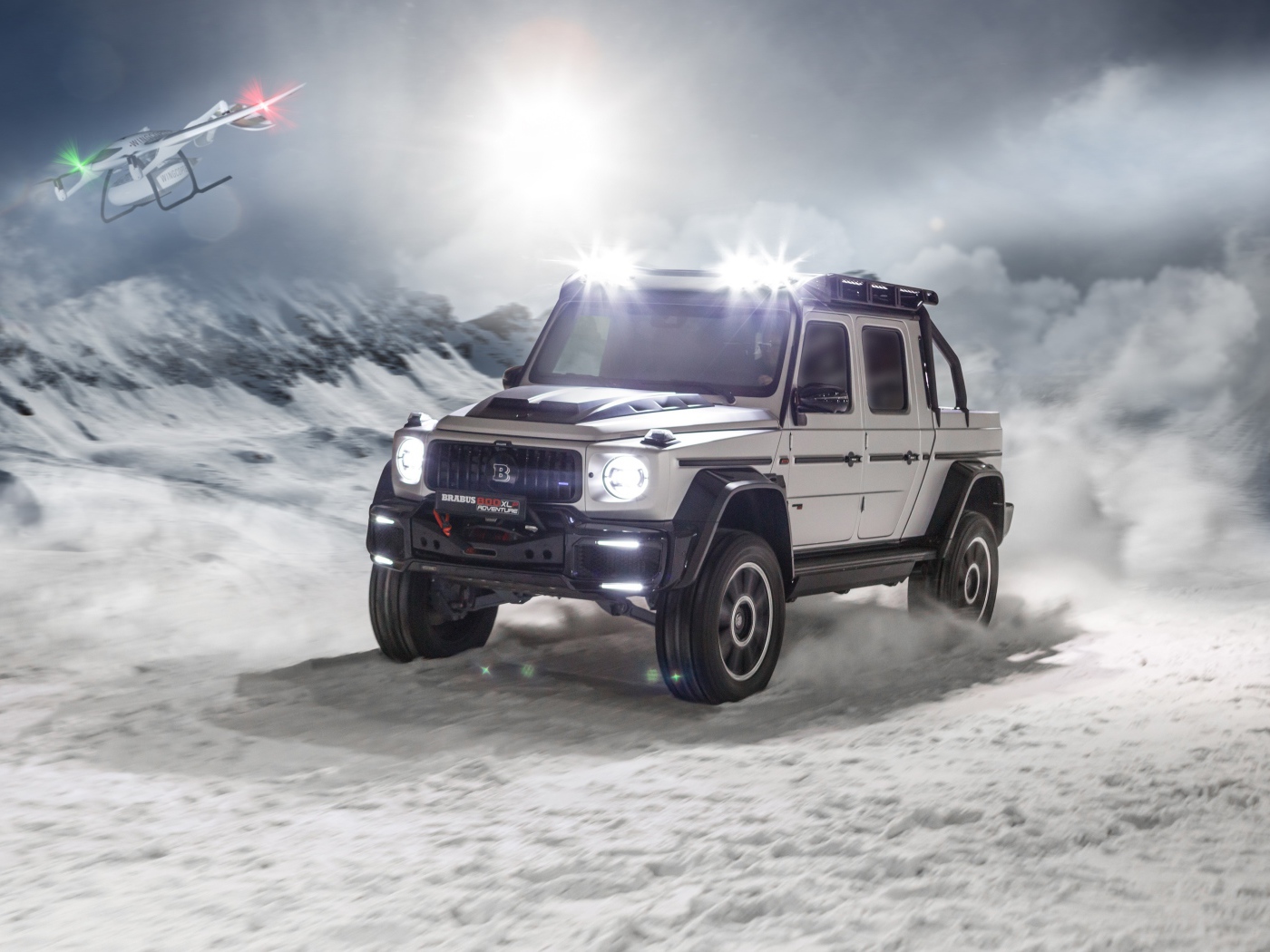 Быстрый  Brabus 800 Adventure XLP 2020 года едет по заснеженной дороге 