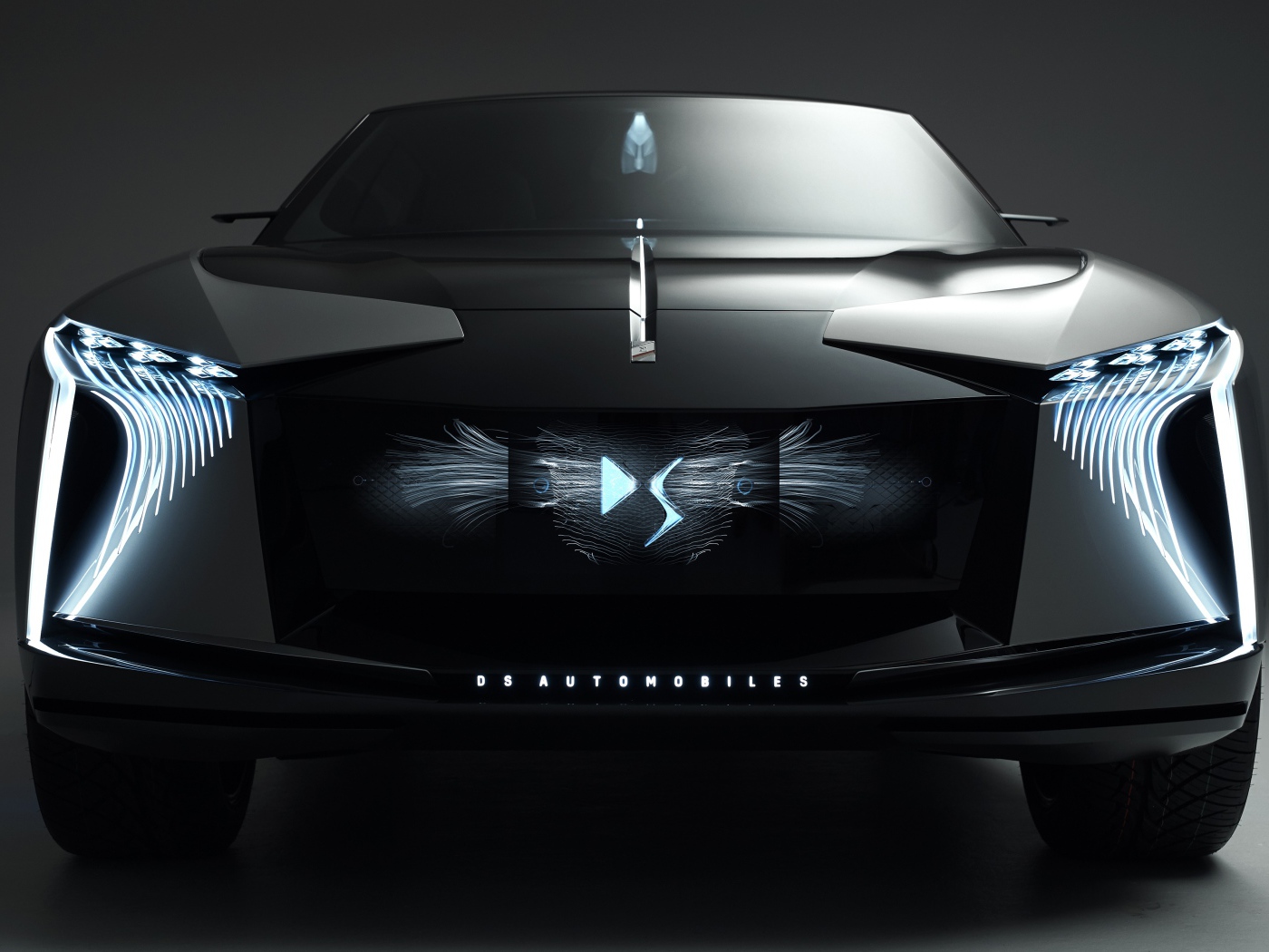 Черный автомобиль DS Aero Sport Lounge 2020 года на сером фоне вид спереди