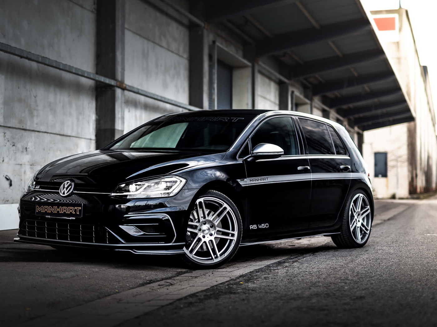 Черный автомобиль Manhart RS 450, 2020 года у здания 