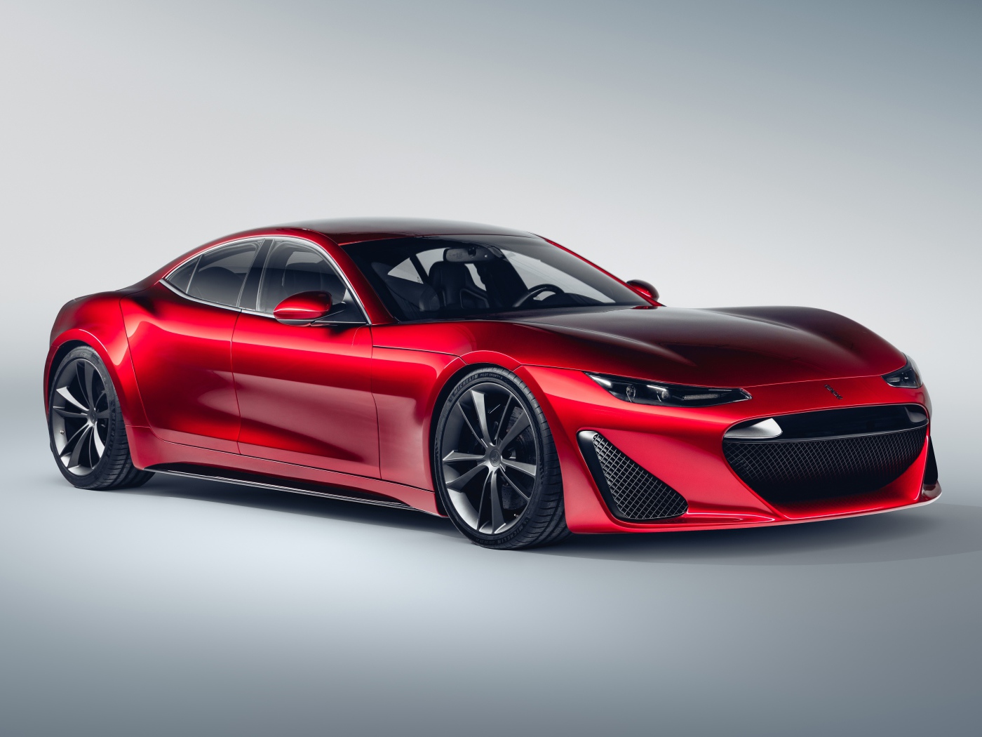 Красный автомобиль  Drako GTE, 2020 года на сером фоне вид спереди