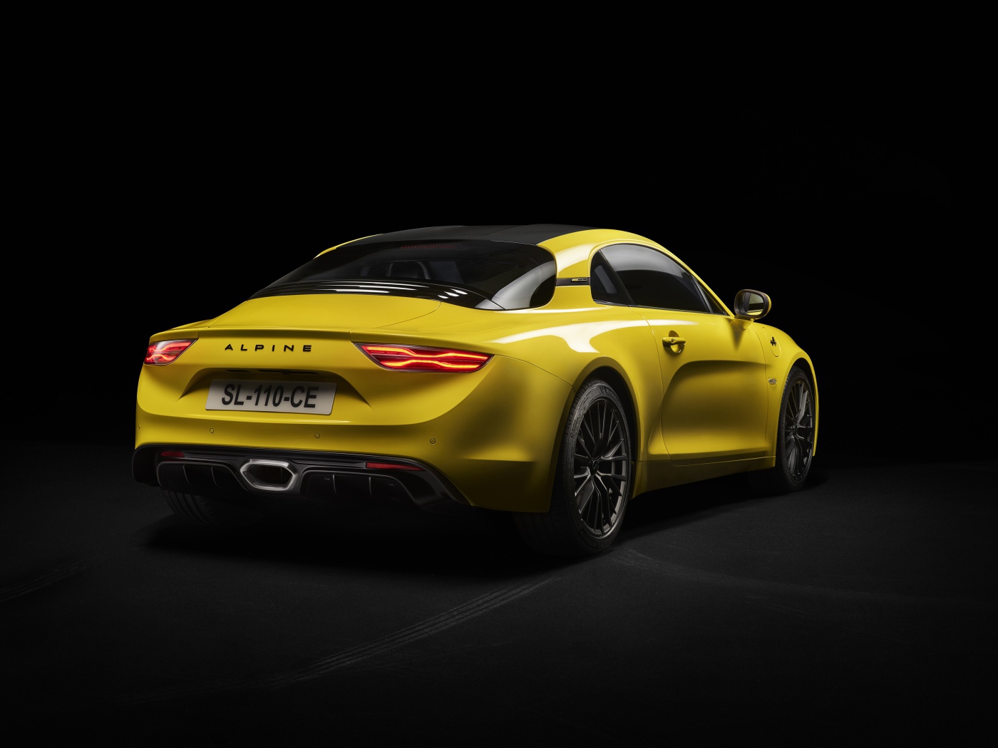 Желтый автомобиль Alpine A110 Color Edition 2020 года вид сзади