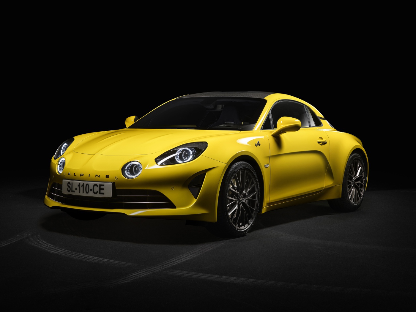Желтый автомобиль Alpine A110 Color Edition 2020 года на черном фоне