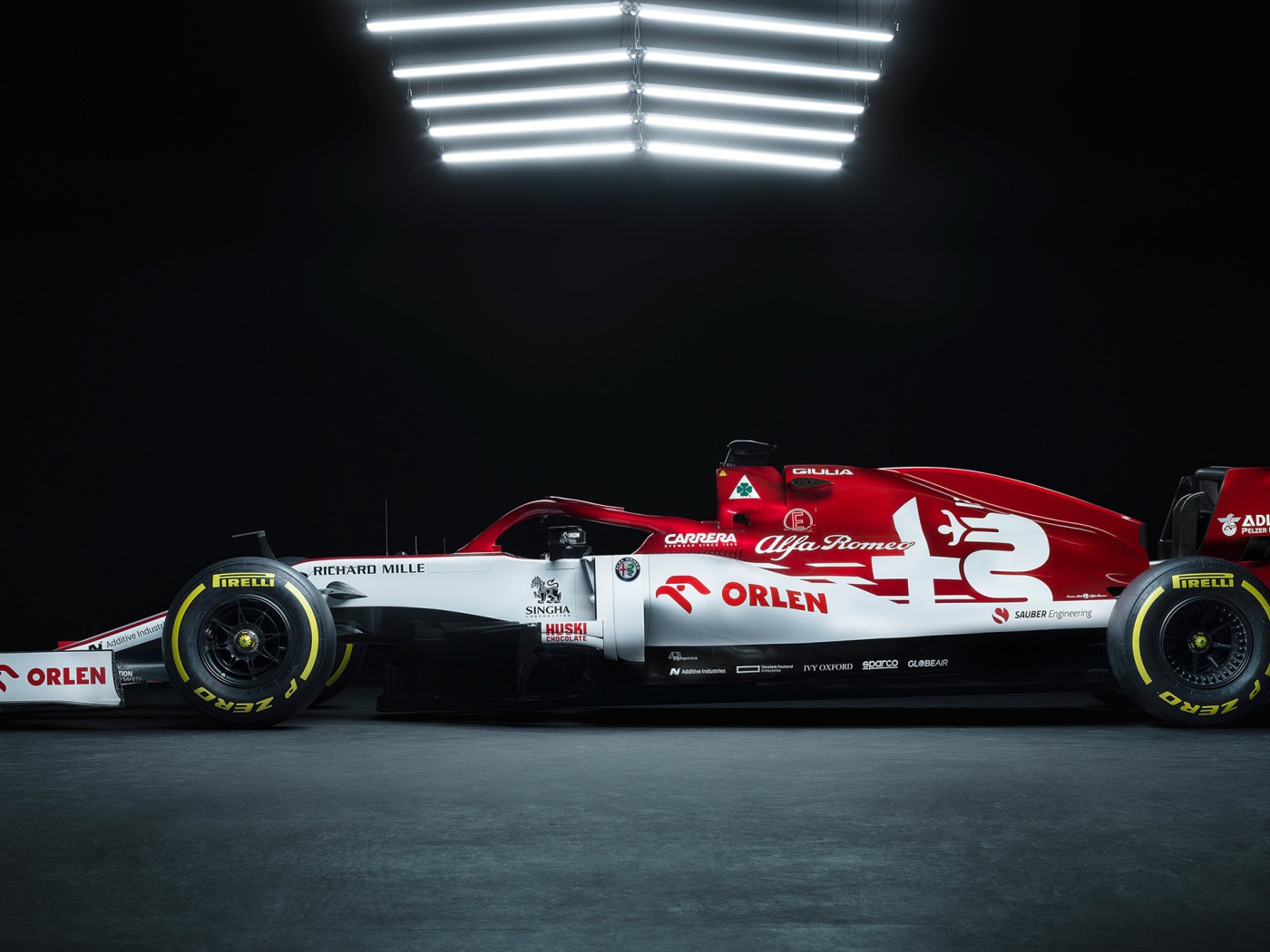 Гоночный автомобиль Alfa Romeo C39 2020 года вид сбоку