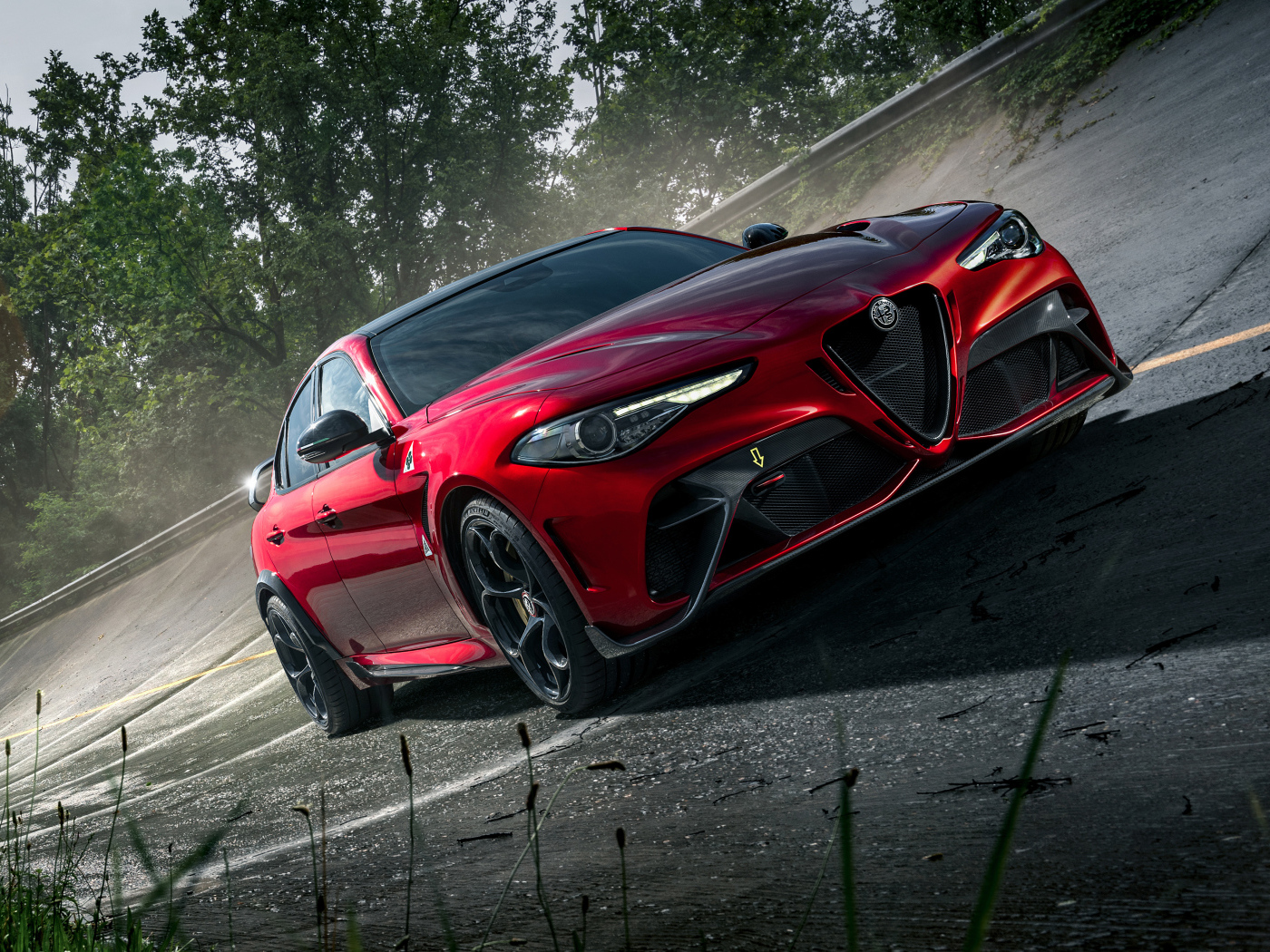 Автомобиль Alfa Romeo Giulia GTAm, 2021 года красного цвета