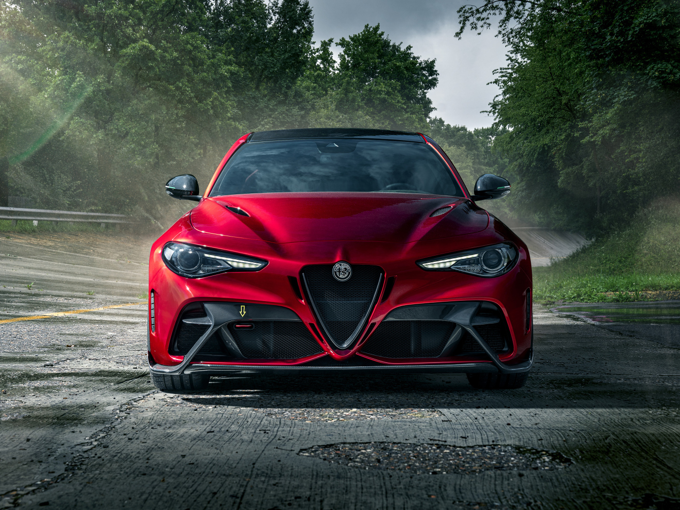 Красный автомобиль Alfa Romeo Giulia GTAm, 2021 года вид спереди