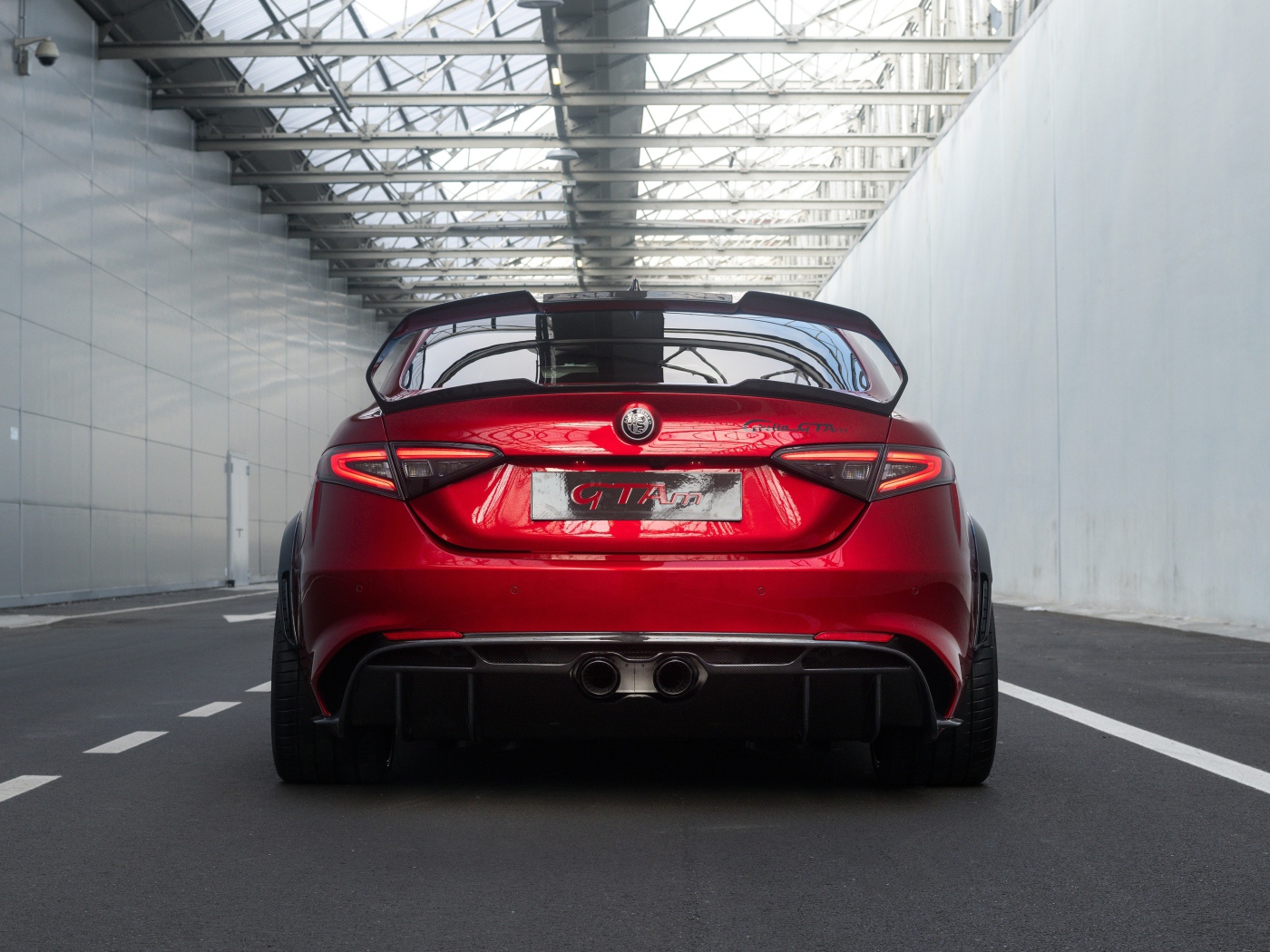 Красный автомобиль Alfa Romeo Giulia GTAm 2020 года вид сзади