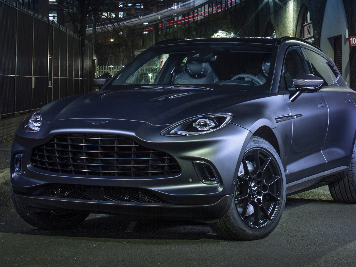 Автомобиль Aston Martin DBX Q Concept 2020 года на улице в городе