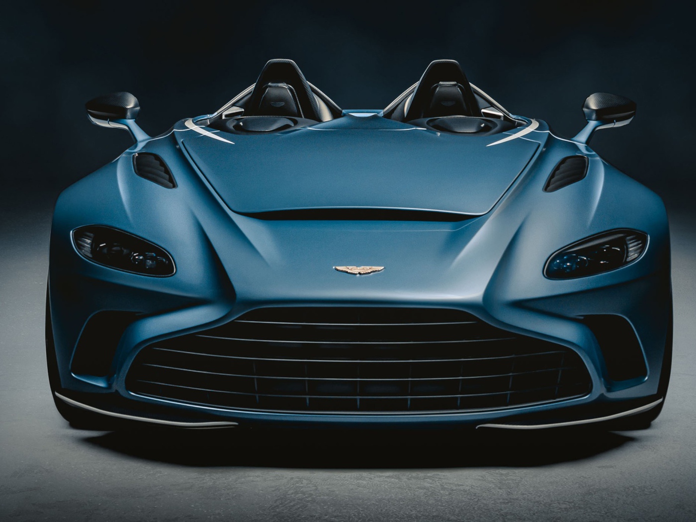 Автомобиль Aston Martin V12 Speedster 2020 года на сером фоне