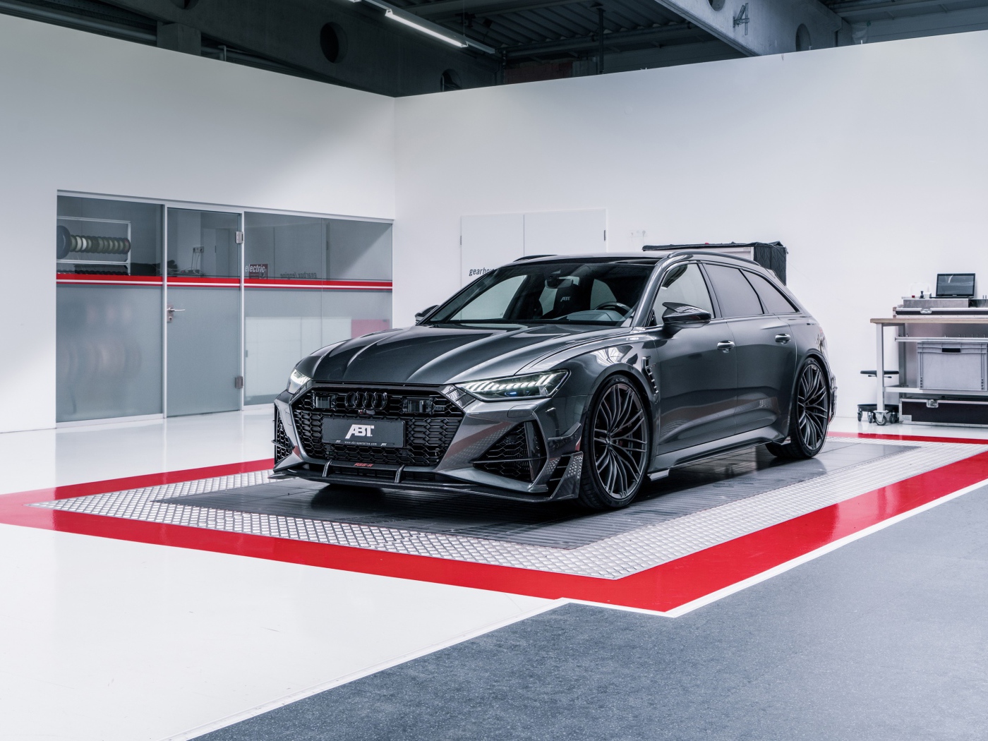 Автомобиль ABT RS6-R 2020 года в гараже 