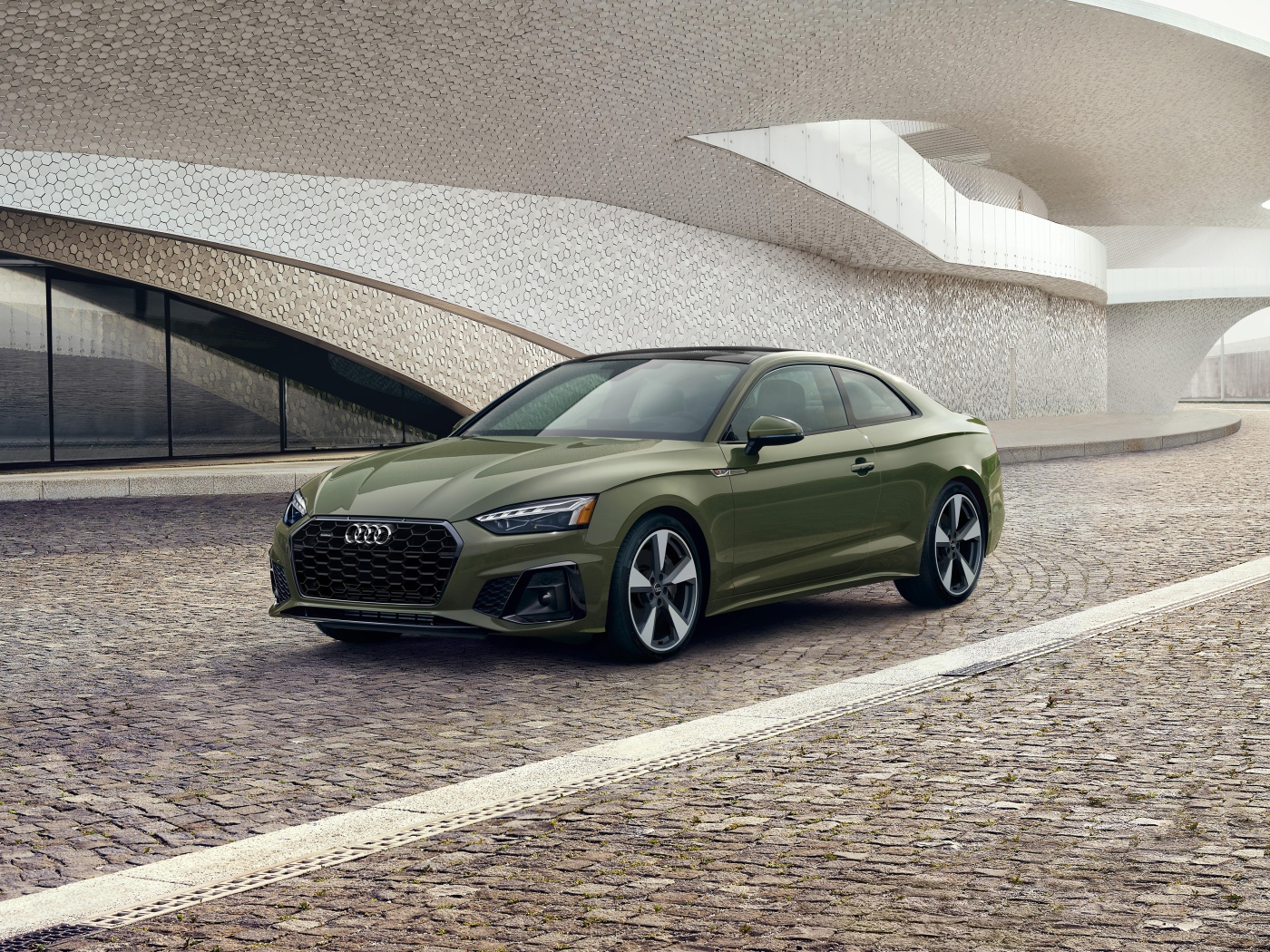 Автомобиль  Audi A5 Coupe 45 TFSI Quattro S Line 2020 года у здания 