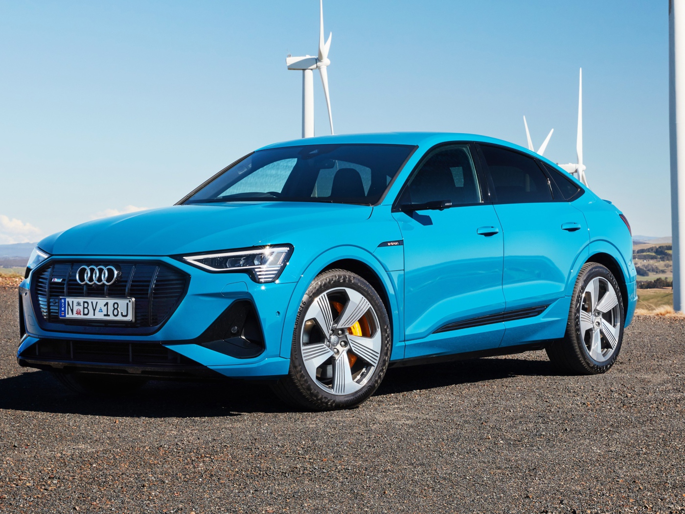 Голубой автомобиль Audi E-Tron 55 Quattro Sportback S Line 2020 года 