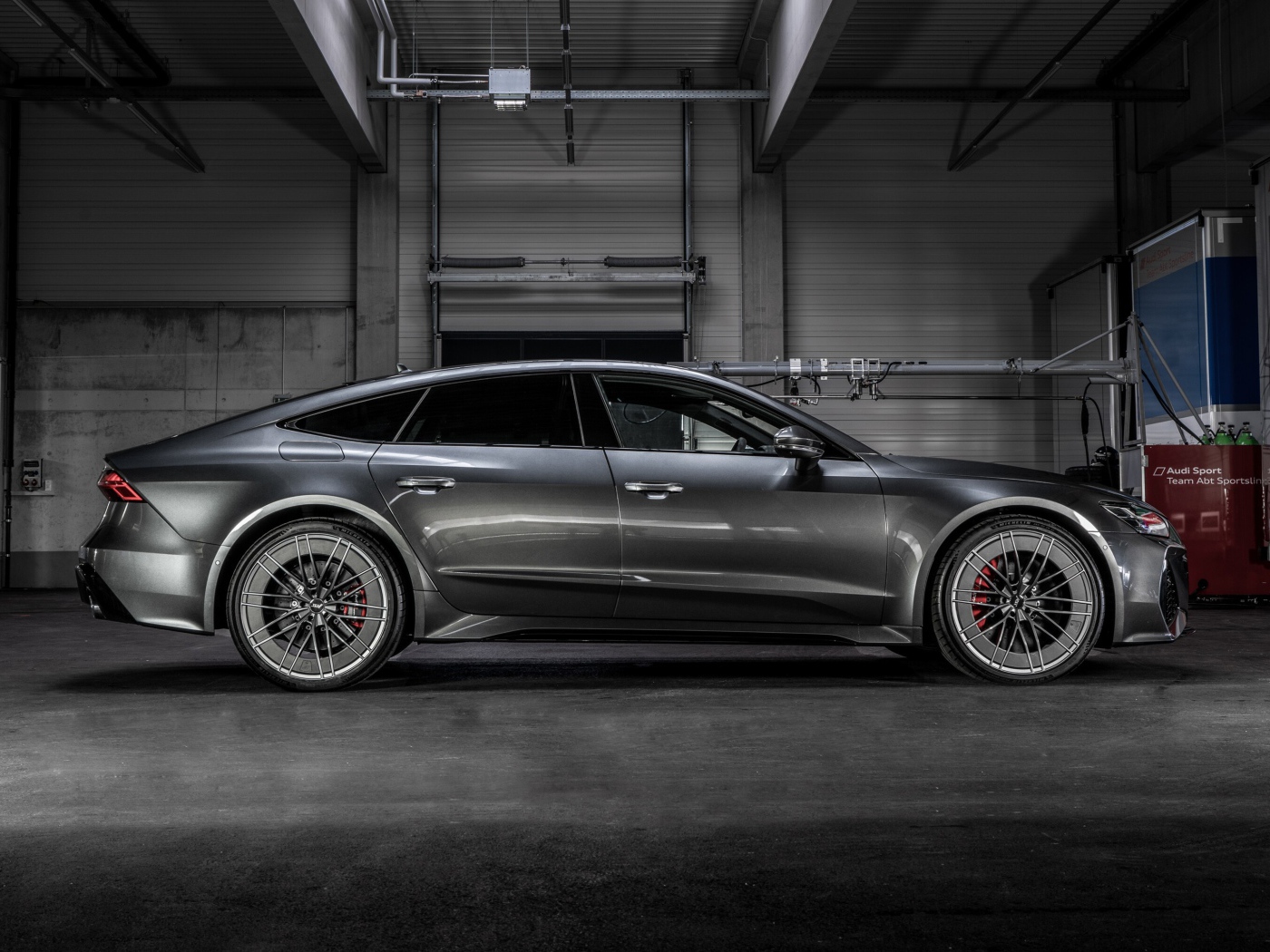 Автомобиль  Audi RS 7 Sportback 2020 года в гараже вид сбоку 