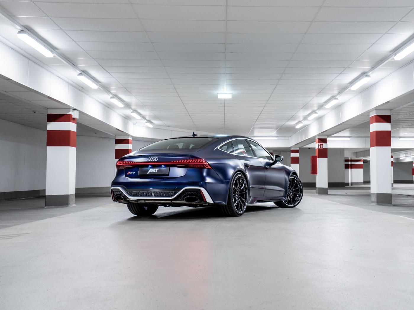 Автомобиль Audi RS 7 Sportback 2020 года на подземной парковке вид сзади