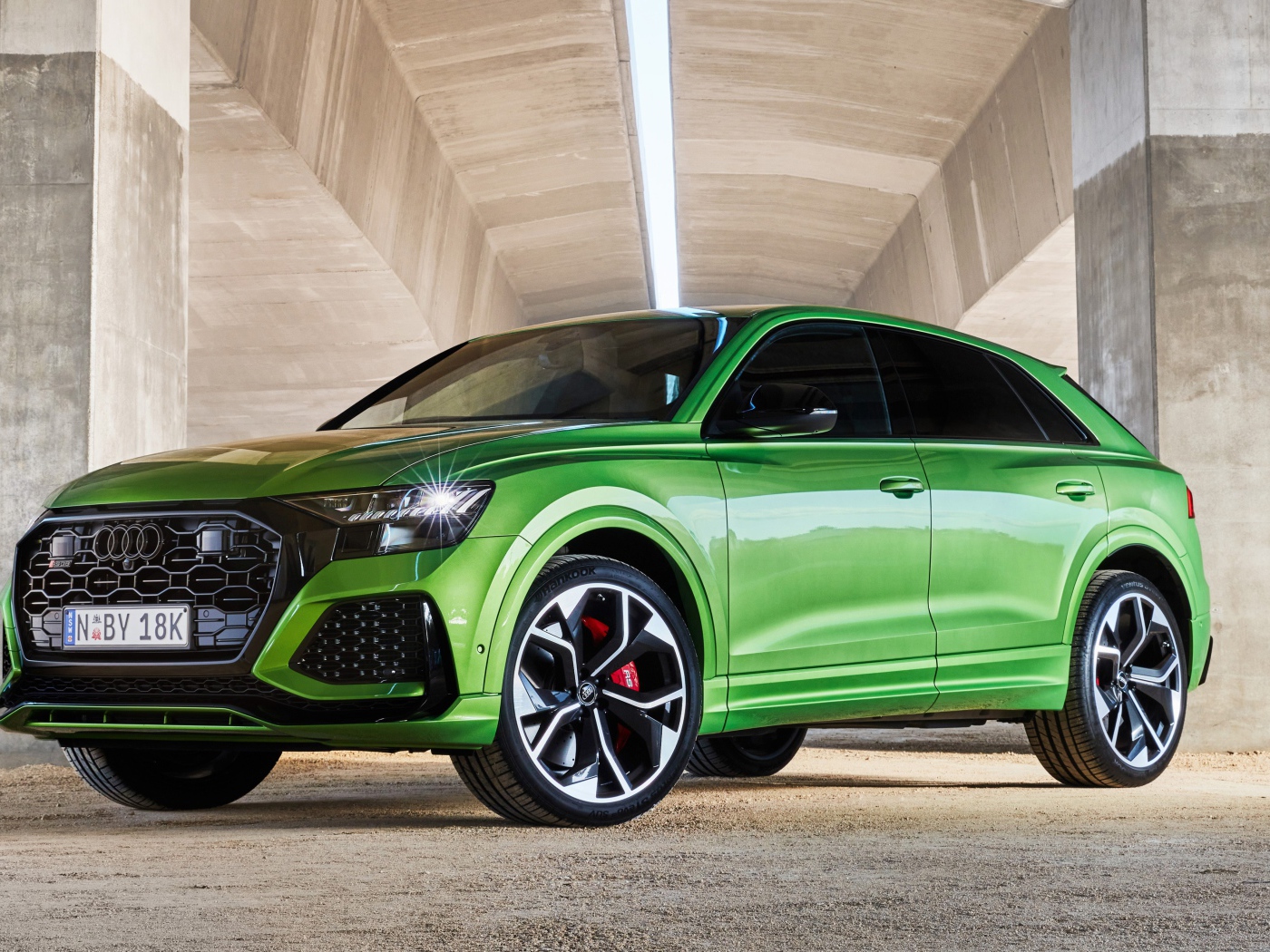 Зеленый автомобиль Audi RS Q8 2020 года под мостом