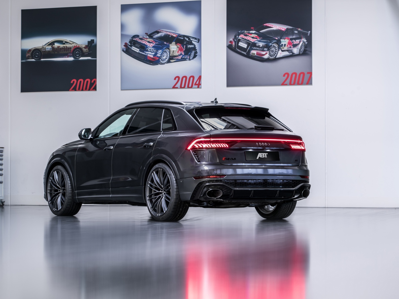 Черный Audi RS Q8 2020 года вид сзади