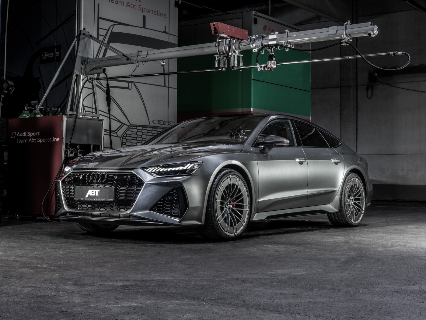 Серый автомобиль  Audi RS 7 Sportback 2020 года в гараже