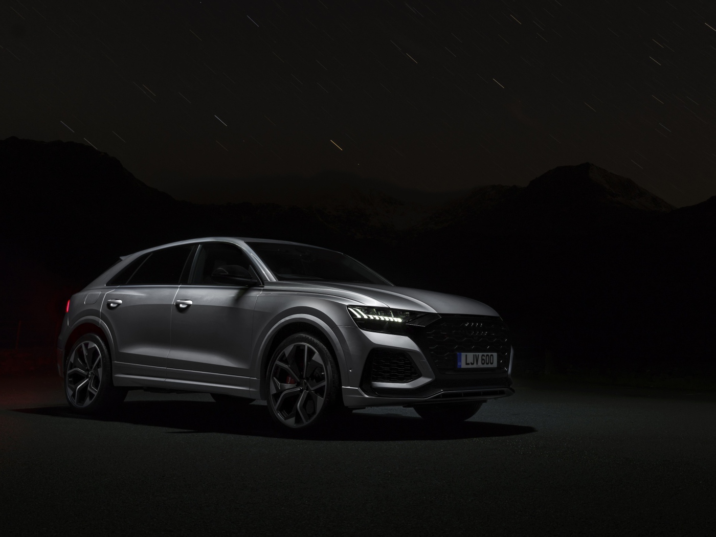 Серебристый автомобиль Audi RS Q8 2020 года ночью 