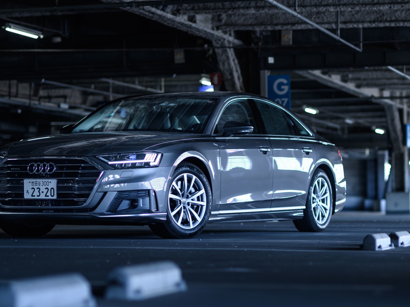 Автомобиль Audi A8 55 TFSI Quattro под мостом