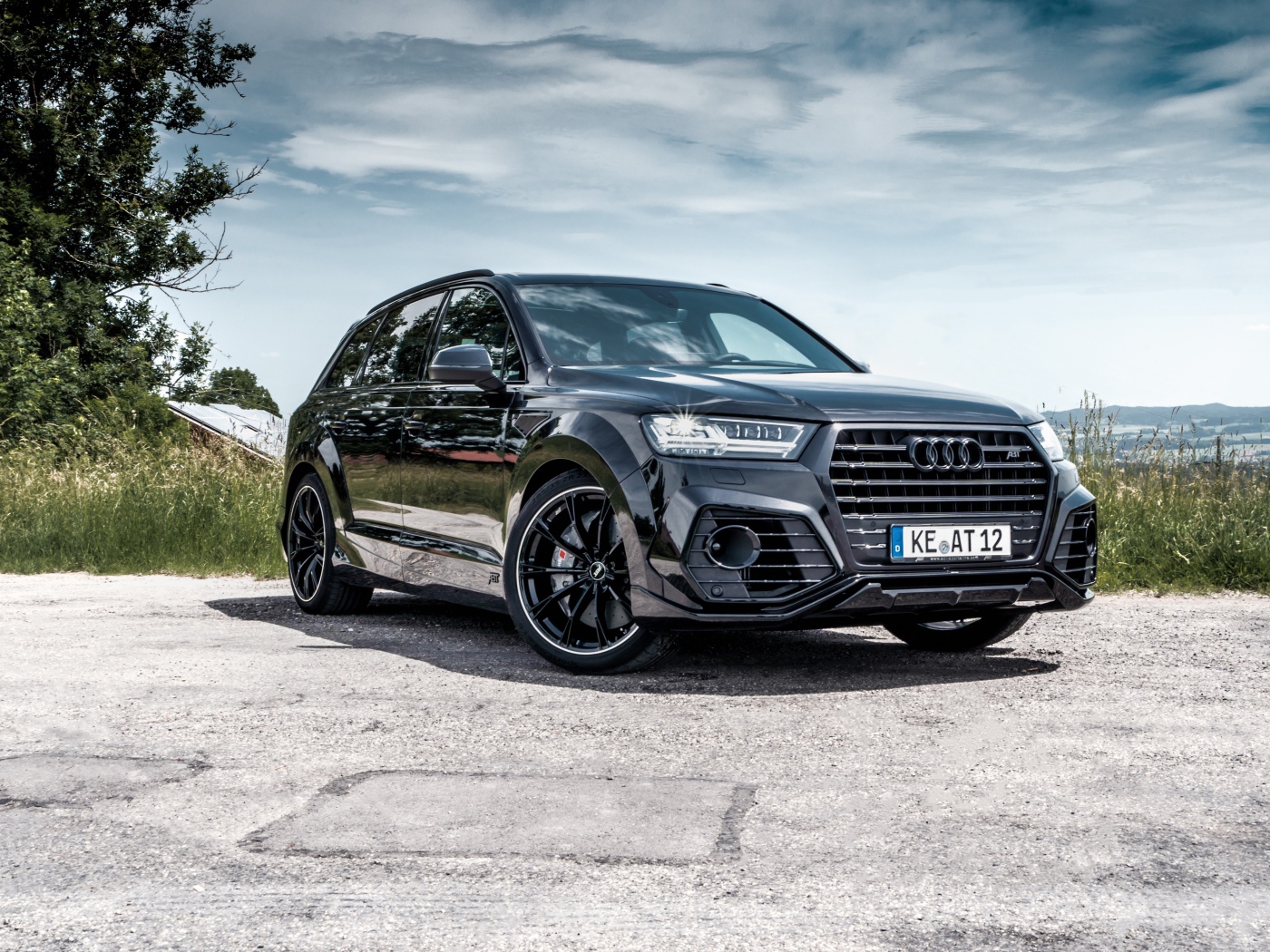 Черный автомобиль ABT Audi Q7 50 TDI на фоне неба