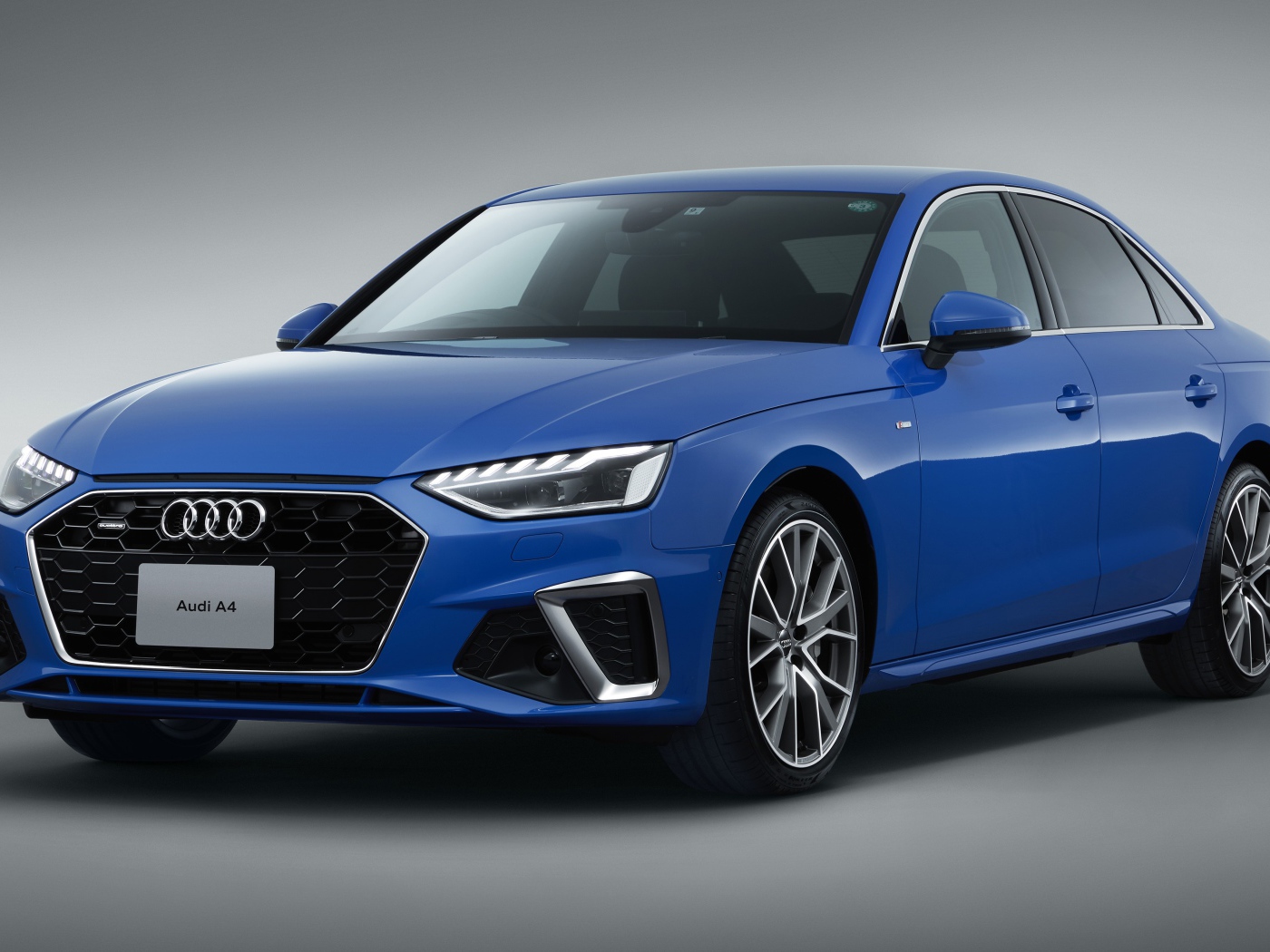 Синий автомобиль Audi A4 45 TFSI Quattro S Line 2020 года на сером фоне 