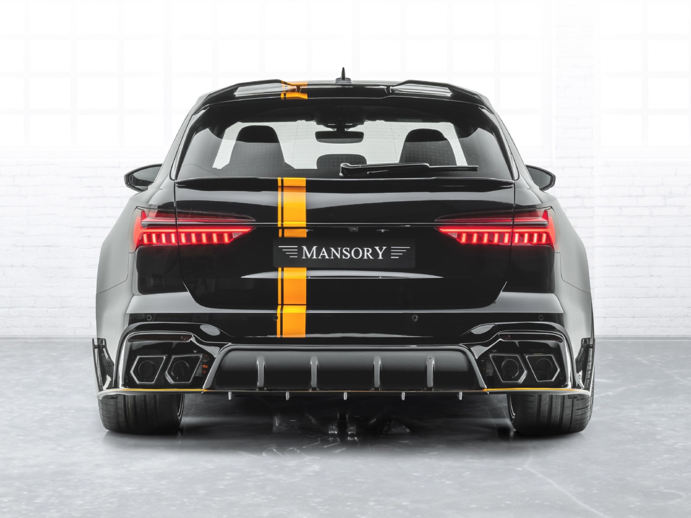 Автомобиль Mansory Audi RS 6 Avant 2020 года вид сзади на белом фоне