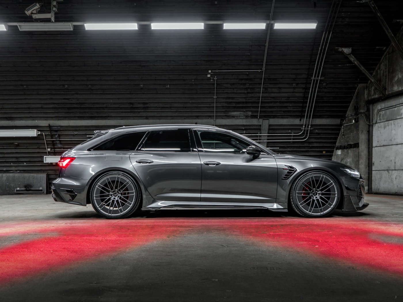 Серебристый автомобиль ABT RS6-R 2020 года в ангаре