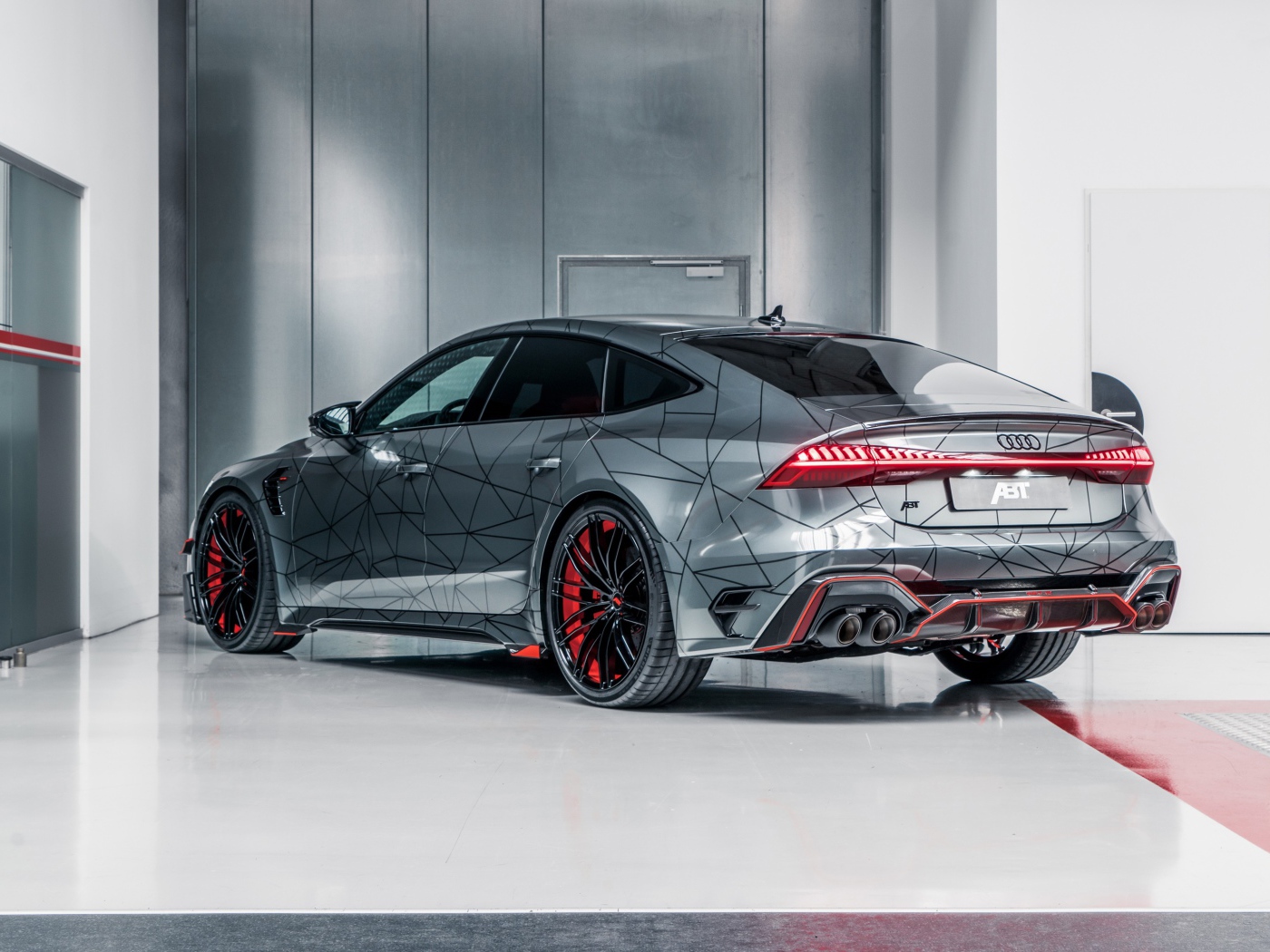 Серебристый автомобиль ABT RS7-R 2020 года вид сзади