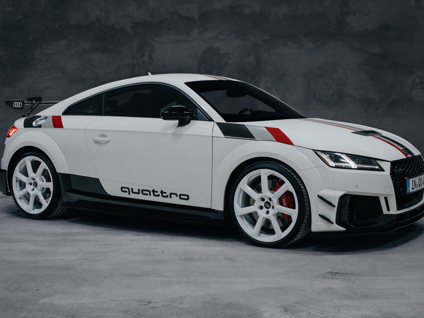 Белый автомобиль Audi TT RS Coupé 40 Jahre Quattro 2020 года на сером фоне
