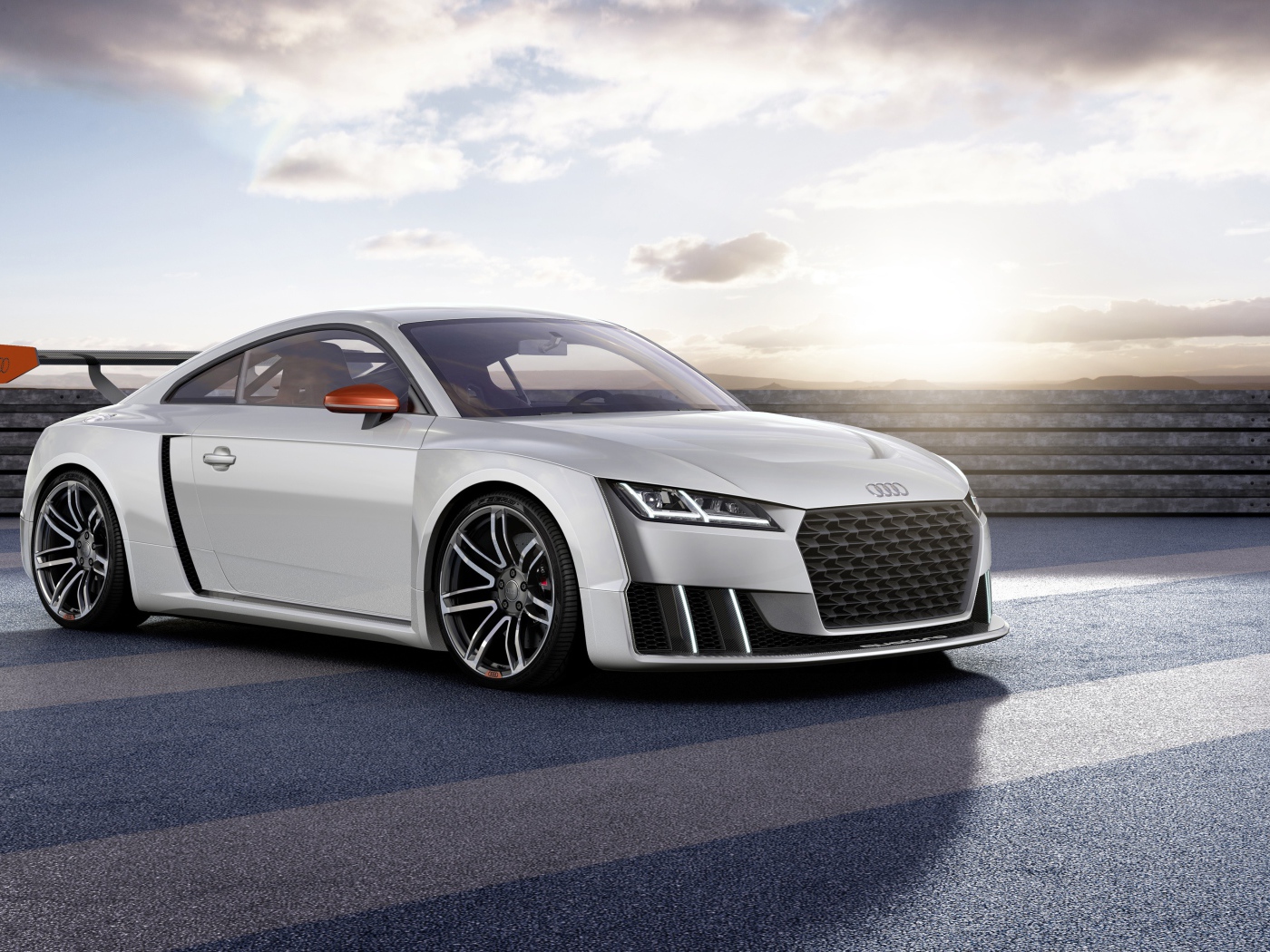 Белый автомобиль Audi TT в лучах солнца 