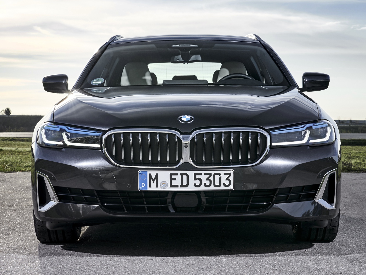 Черный автомобиль BMW 530d XDrive Touring Luxury Line 2020 года вид спереди