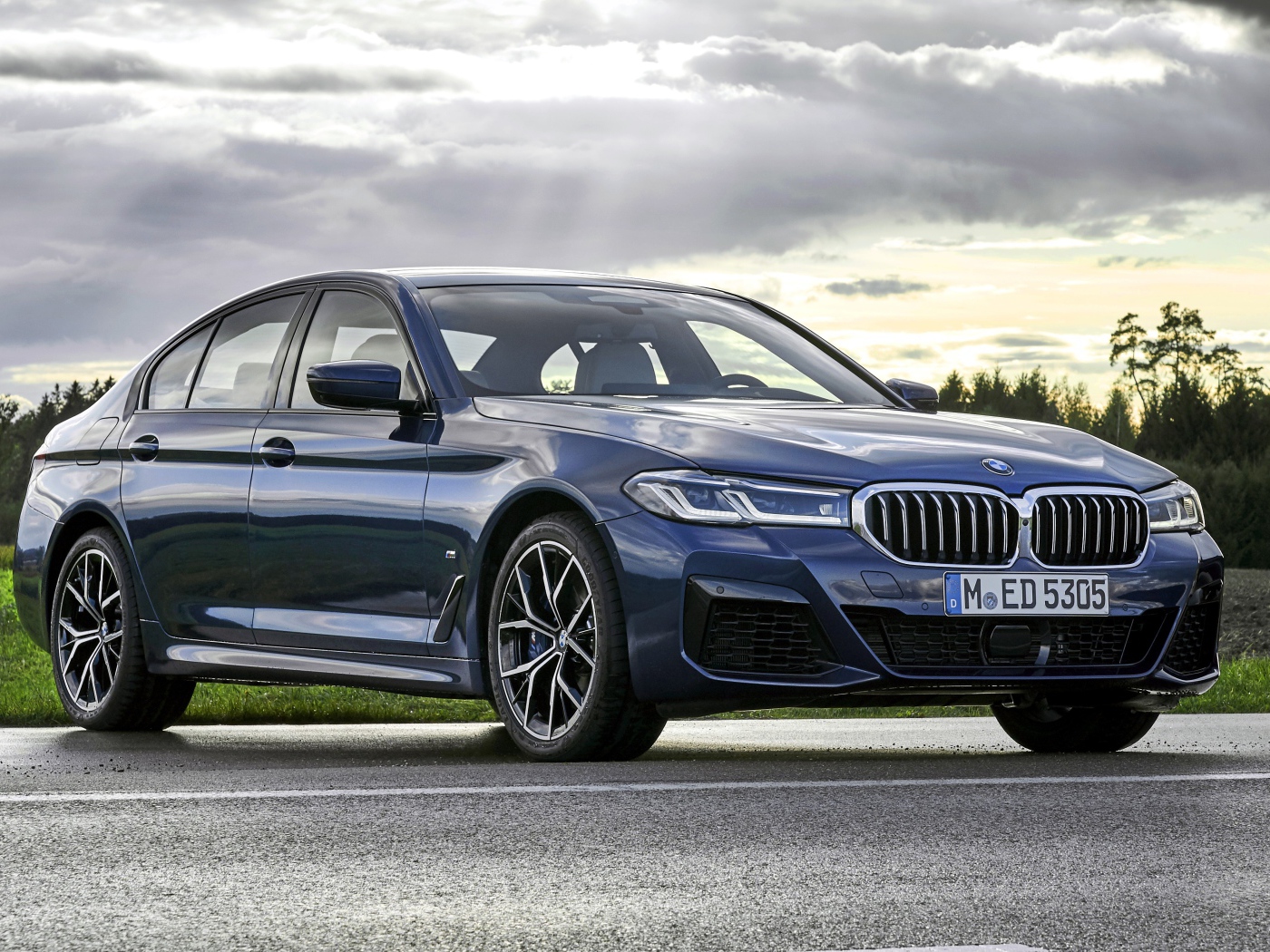 2020 BMW 540i XDrive M Sport blue business car