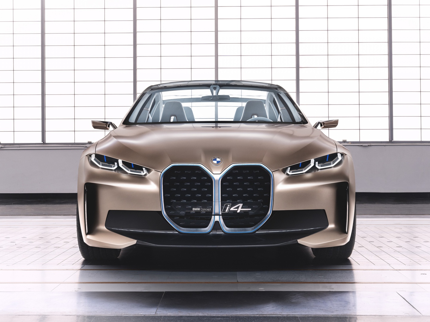 Автомобиль BMW Concept I4 2020 года вид спереди