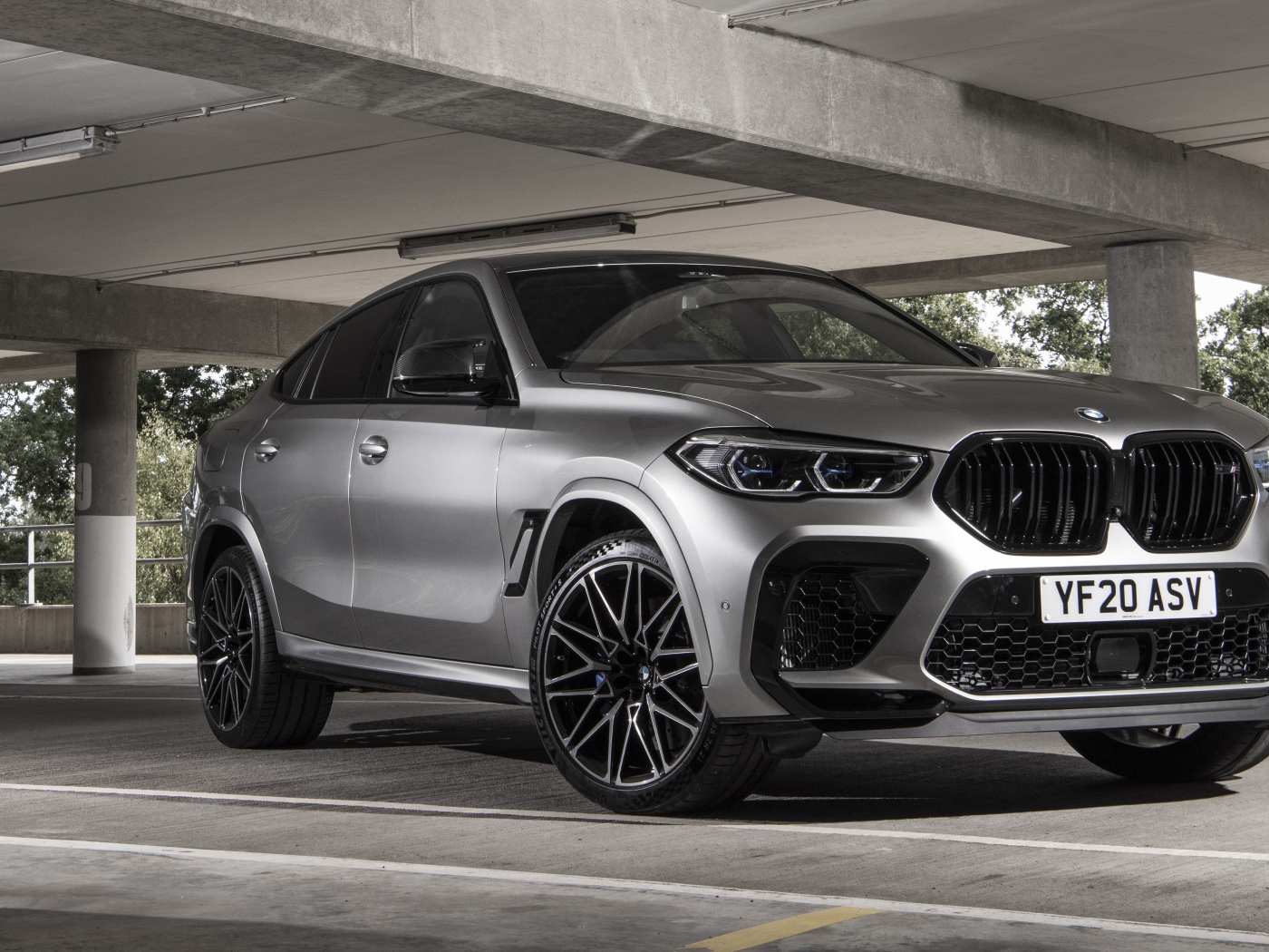 Кроссовер BMW X6 M Competition 2020 года под мостом