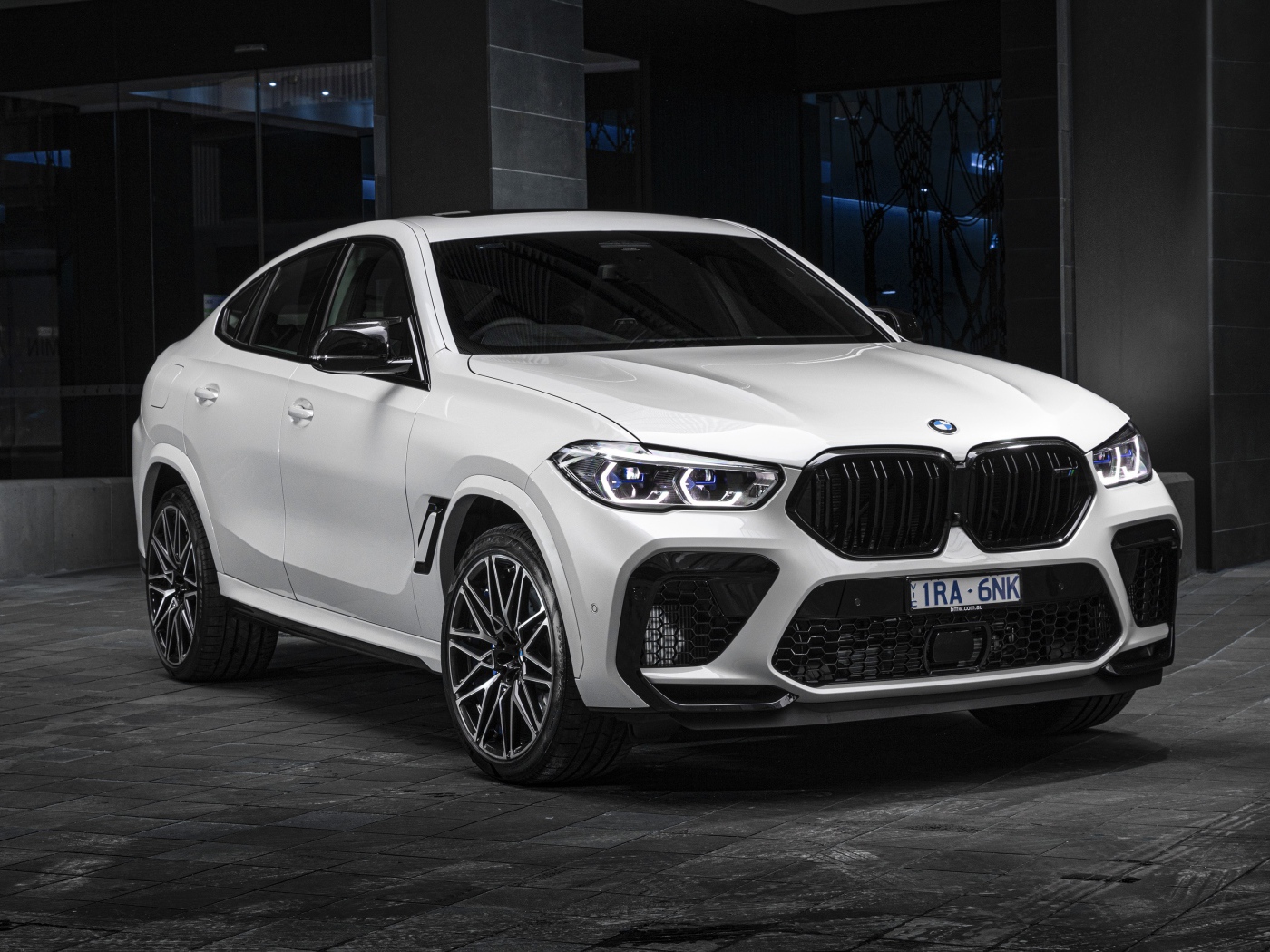 Белый автомобиль BMW X6 M Competition 2020 года 